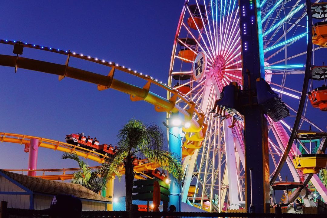 #PhotooftheWeek: We are mesmerized by the Pacific Park lights in the night sky... ✨  📸: @lindseyzhang_
.
.
.
#santamonica #santamonicapier #pacpark #pacificpark #santamonicaphotography #discoverla #discoverlosangeles #travel #californialove #summer #summervibes