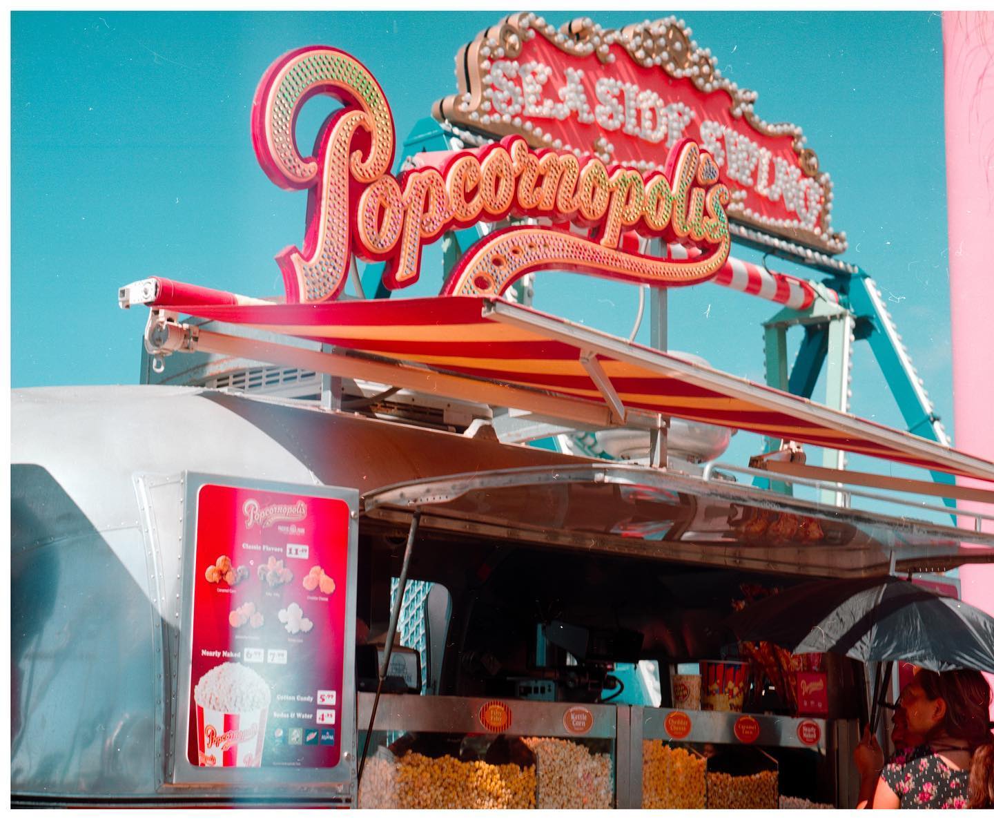 This super photogenic and custom-designed @Popcornopolis airstream also offers tasty kettle, caramel or cheesy popcorn.🍿 Which are you ordering?? 🤤  📸: @adrian.alvarez_
.
.
.
#popcornopolis #popcorn #yummy #munchies #santamonica #santamonicapier #pacpark #pacificpark #treatyourself #foodie #foodiesofinstagram