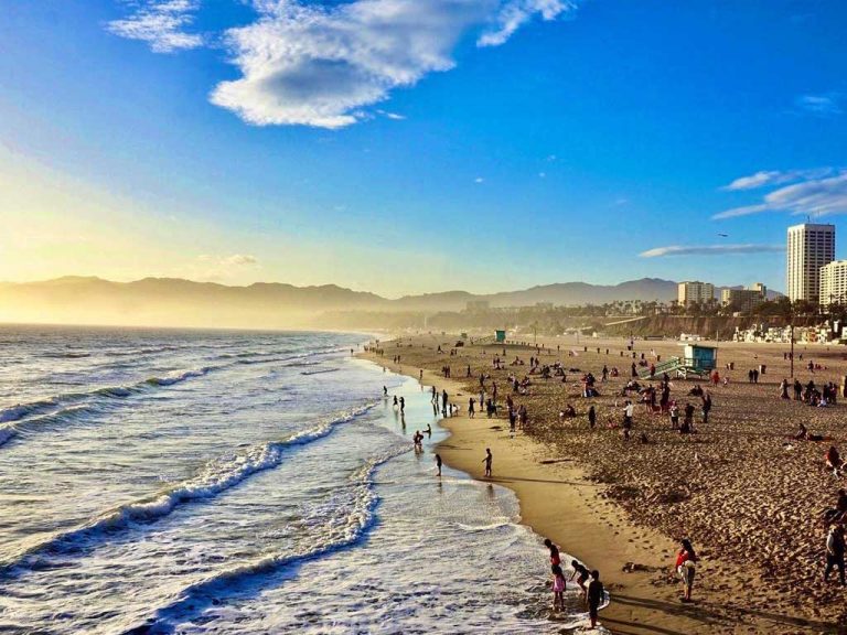 Book a discount trip to Santa Monica with Kayak Pacific Park