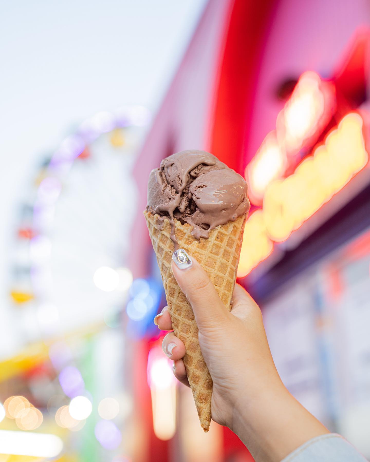 #TastyTuesday: Did you know? 🤔 An average American consumes 48 cups of ice cream throughout the year! 🍦

📸 @ironbabee
.
.
.
#santamonica #santamonicapier #icecream #youscream #weallscreamforicecream #pacpark #pacificpark #tastytreats #lapperts #lappertsicecream #icecream #foodie #dessert #icecreamlover #icecreamaddict #foodie #foodies #foodiesofinstagram @lapperts #chocolate #chocolatelovers #chocolateicecream #foodforthought