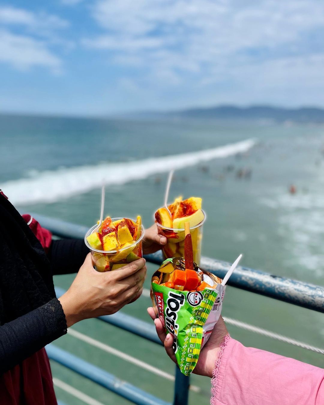 #TastyTuesday: Spicy fruit on a hot summer day hits differently... 🌶️  📸: @hiijabtales
.
.
.
#santamonica #santamonicapier #pacpark #pacificpark #foodie