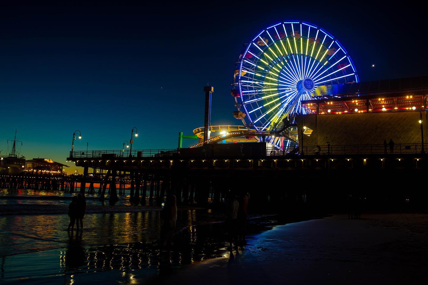 LA Rams Lights on the Pacific Wheel Ferris Wheel on the Santa Monica Pier | Photo by @theeyeofla