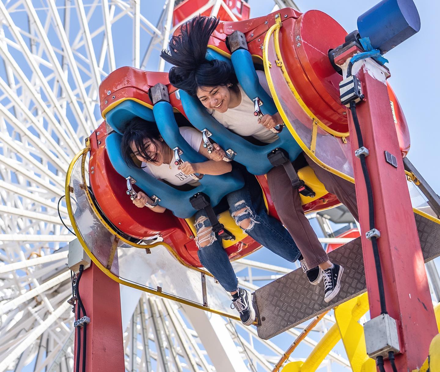 #FunFactFriday: Gyro Loop is the Park’s only Attraction – it’s like a ride, but you can win a prize!🤩  Spin to win in these two-seat, 360-degree-turning and tumbling attractions. Players use a joystick to control their speed and rpm all while flinging in circles, rotating frontward, backward and all around in what feels like a freefalling yet fun-wheeling, swing-like manner in an attempt to win a prize. 😵‍💫  📸: @vickiepynchon
- 
- 
- 
#santamonica #santamonicapier #pacpark #pacificpark #losangeles #adventuretime #actionphotography #california #seesantamonica #discoverlosangeles #discoverla #losangeleslife #fridayfeeling #fridayvibes