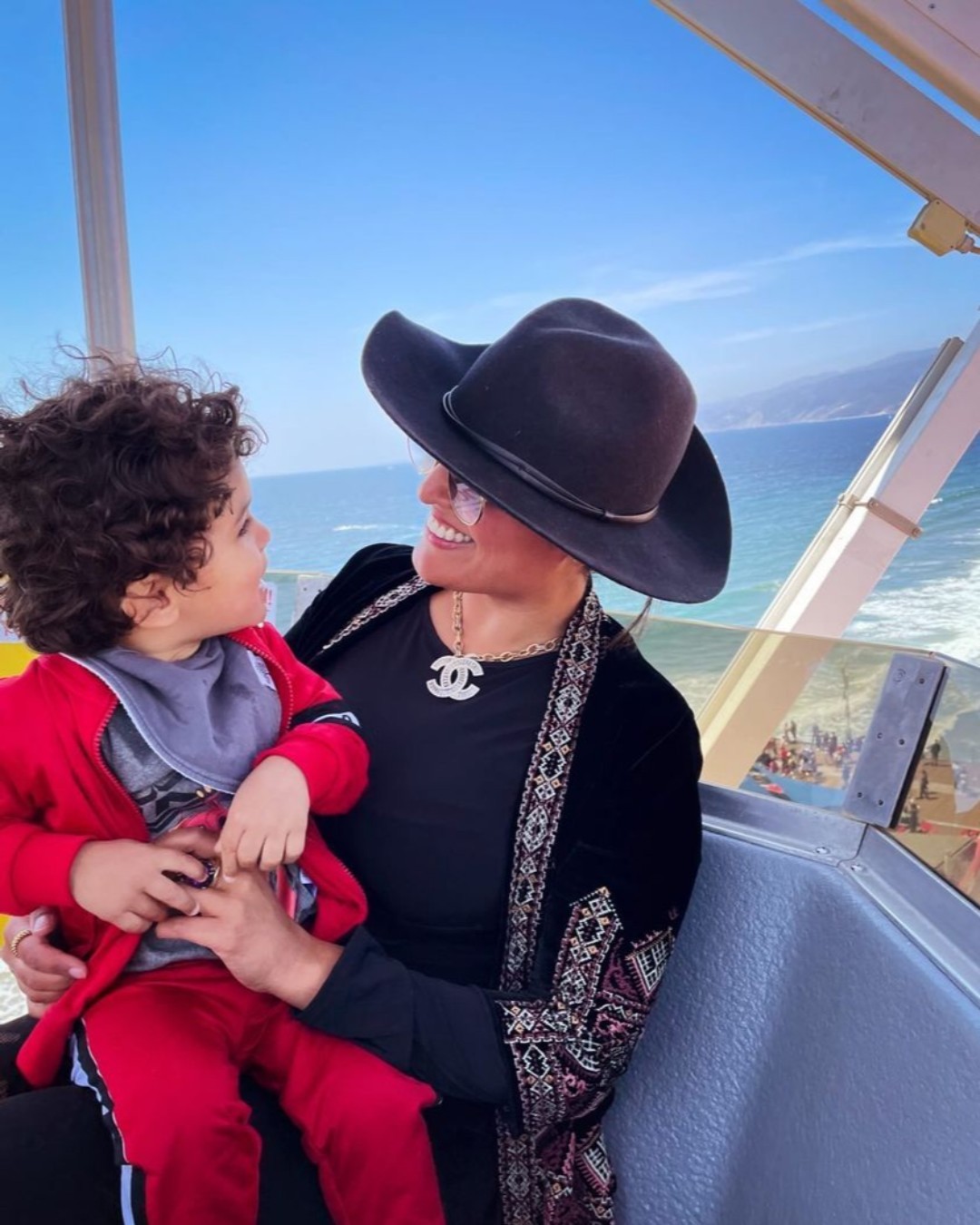 Whether the ride of life is going up or down, a mother is always there for you. 💕  📸: @whatthedoost
●
●
●
#santamonicapier #santamonica #pacpark #pacificpark #mothersday