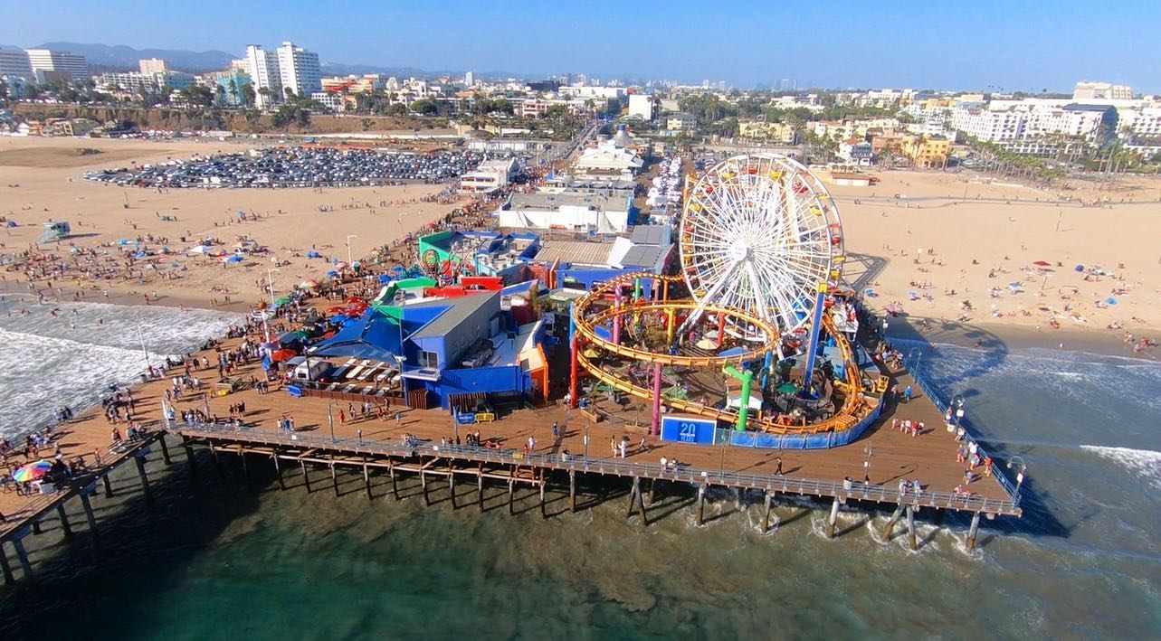 #PhotooftheWeek: Everyday is a beach day on the Santa Monica Pier.. 🤩  📸: @scottarbital
●
●
●
#santamonica #santamonicapier #beachday #discoverla #discoverlosangeles #pacpark #pacificpark #travel #californialove