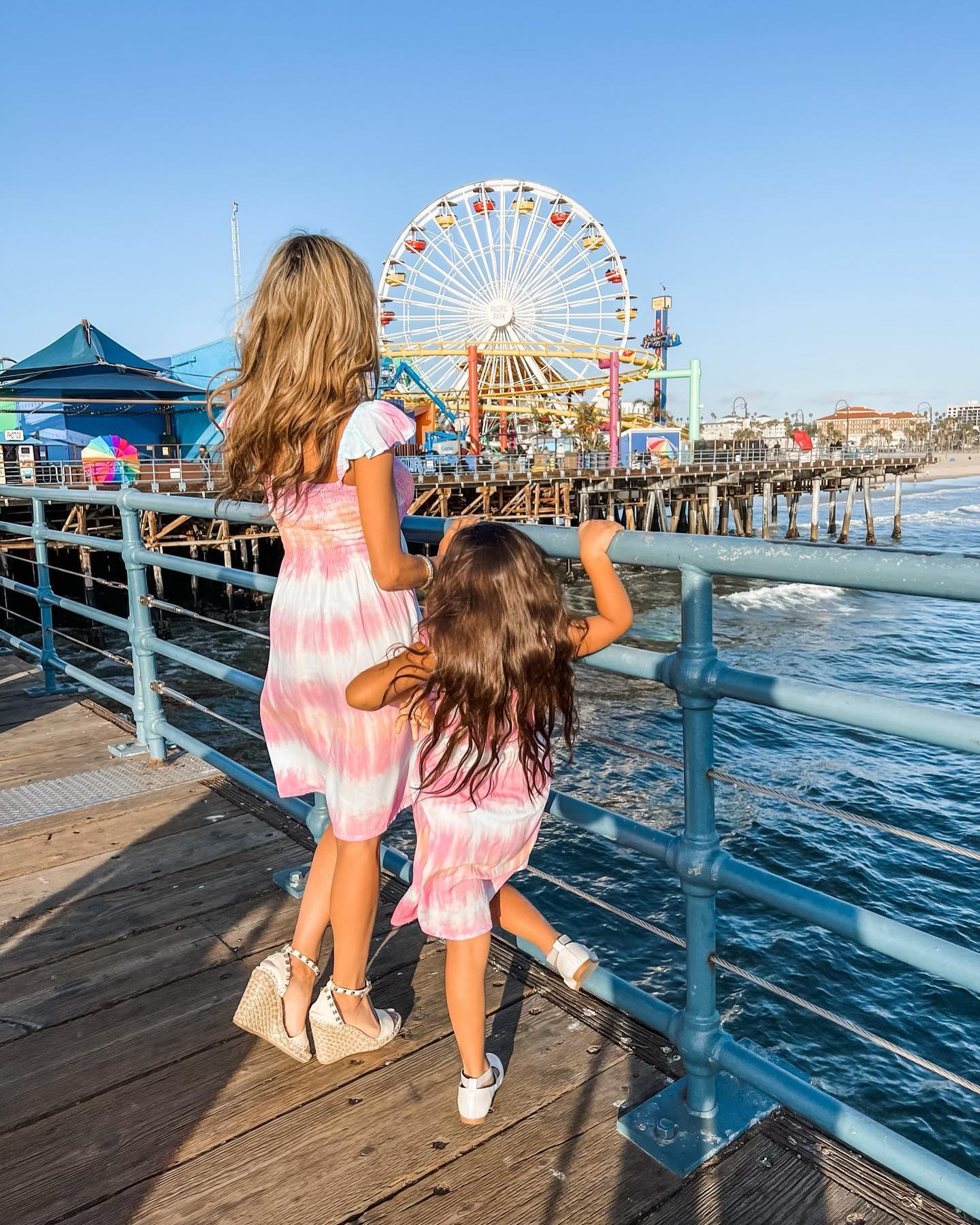 Sunsets on the Santa Monica Pier with your loved ones are simply priceless.. 💖  📸: @thepolymathmom
●
●
●
#santamonicapier #santamonica #pacpark #pacificpark #mothersday