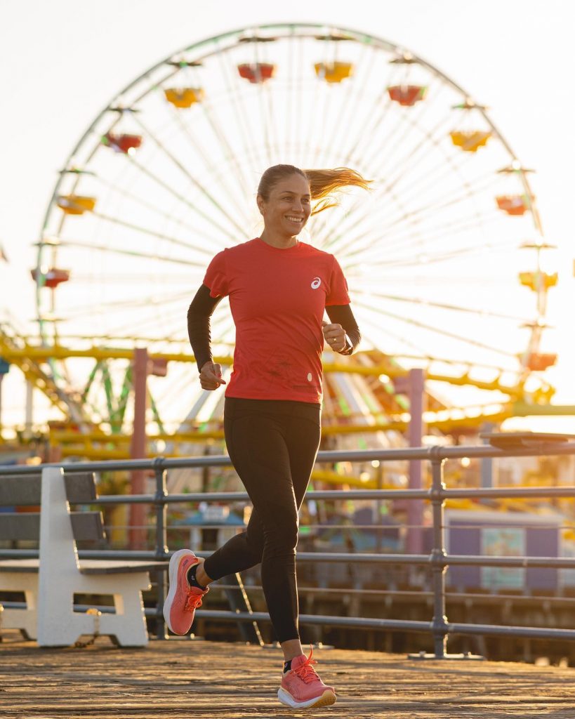 A runner on the Santa Monica Pier with the Pacific Wheel in the background - Photo by @evaniabsc